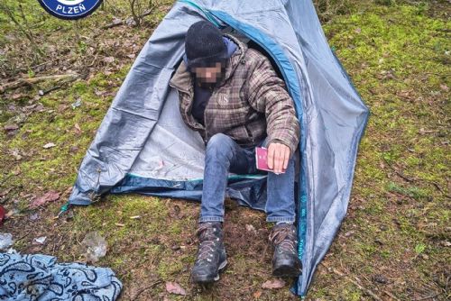Drama v Bolevci, strážníci našli ve stanu muže na pokraji vyčerpání