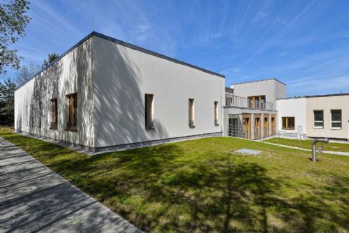 Dům proslavený Jakešovým projevem má novou tvář. Plzeň z něj udělala nájemní byty