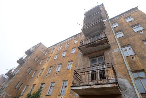 Dům v Resslově 13 byl roky symbolem úpadku. Teď se při rekonstrukci zřítila část zdi