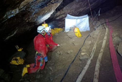 Hasiči a speleozáchranáři trénovali zásah v Moravském krasu. Během cvičení odčerpali tisíce kubíků vody