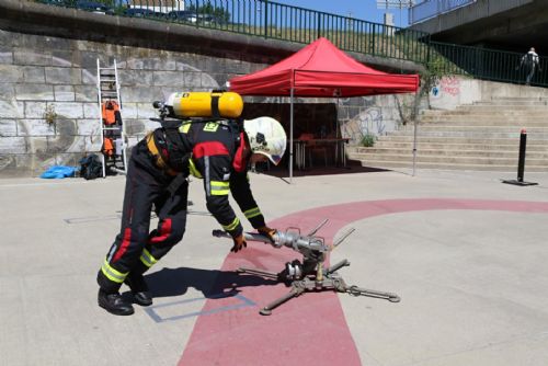 Hasičské TFA v Plzni změnilo trasu. Závodníci dobývali 15 pater Bohemky