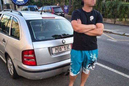 „Jen jsme jeli nakoupit.“ Řidič neměl pás, autosedačku ani právo sednout za volant