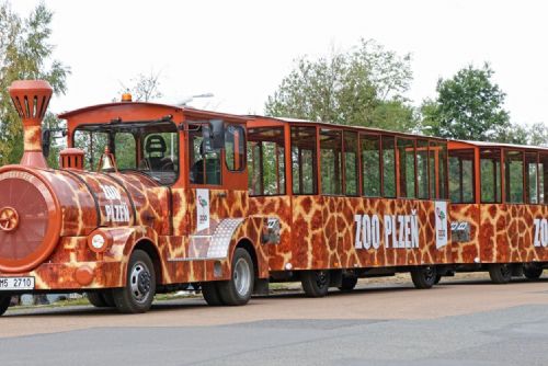 K plzeňské zoo vyjíždí zbrusu nový vláček. Dvacetiletý vůz míří do výslužby