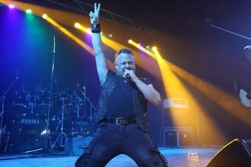 Klatovští strážníci ponesou rakev rockera Karla Babky při pohřbu 10. ledna