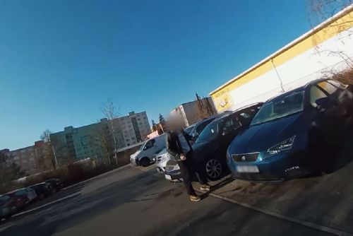 Klíče v zapalování spustily na Košutce poplach, muž se do auta dobýval kleštěmi