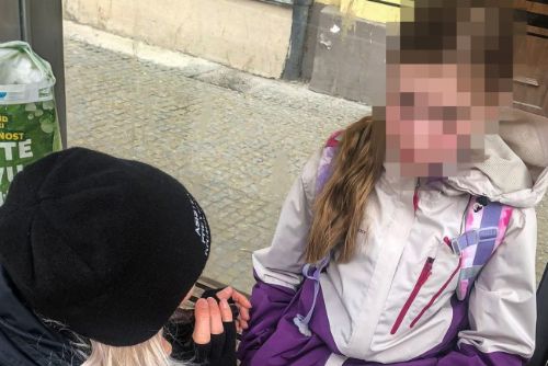 Kolaps malé dívky na zastávce Mrakodrap vyděsil okolí. Pomoc přivolali asistenti městské policie