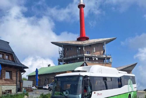 Letní autobus na Lysou horu: spoj z Raškovic jezdí třikrát týdně až do konce září