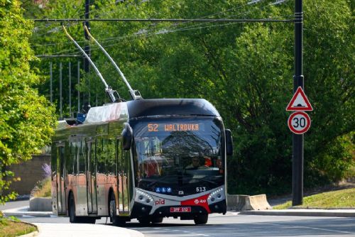 Linka 137 skončila, mezi Smíchovem a Jinonicemi jezdí trolejbusy 52. Každý druhý spoj pokračuje dál