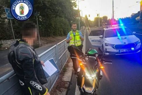 Motorkář se řítil Karlovarskou ulicí v Plzni rychlostí 120 km/h, hrozí mu pokuta i zákaz řízení   