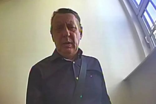 Muž nechal v bankomatu v Plzni 80 tisíc korun. Policie hledá člověka zachyceného na kameře