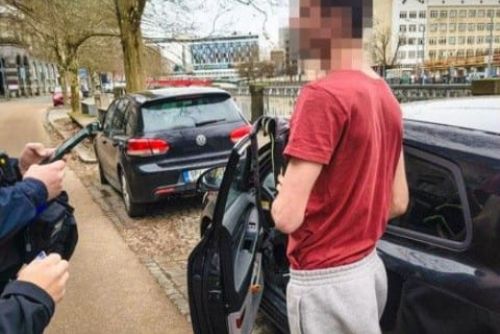 Na invalidech stát neměl, za volantem být neměl. Test pak ukázal i drogy