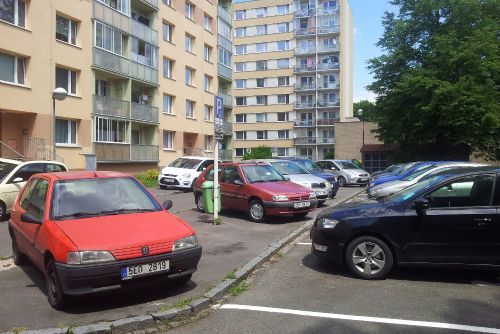 Na Lochotíně roste spor o parkování. Místa pro 400 aut ohrožuje nová výstavba