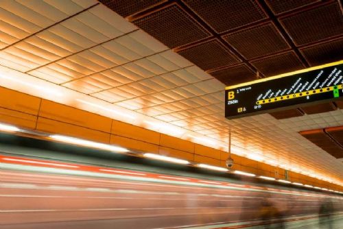 Na Palmovce testují nové podsvícené informační tabule pro pražské metro