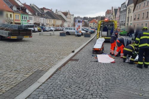 Náklaďák srazil seniora - těžce zraněný muž v nemocnici
