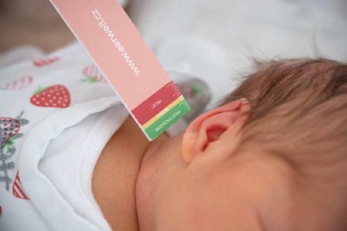 Nemocnice České Budějovice zavádí screening ušních boltců novorozenců, EarWell je na vlastní náklady