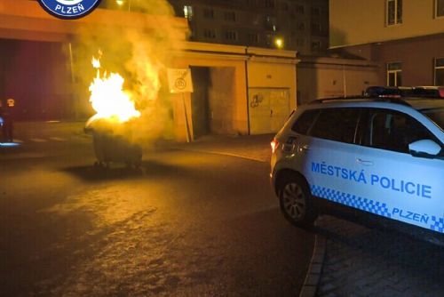 Noční požár kontejneru na Slovanech. Náhoda, nebo pokračující žhářské útoky?