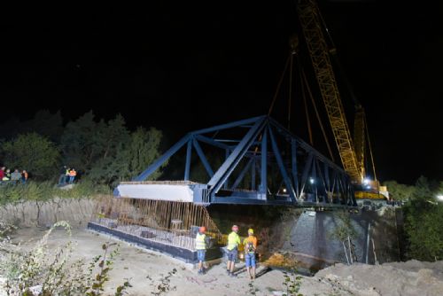 Obří jeřáb usadil 184 tunovou konstrukci Faltusova mostu