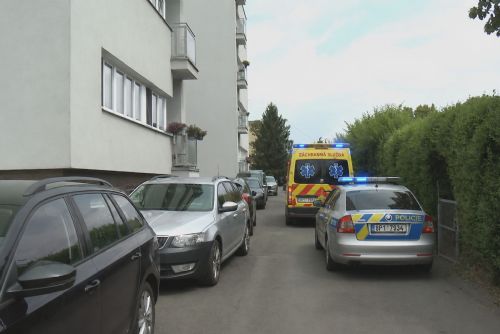 Opilý muž s nožem ohrožoval záchranáře v Plzni. Posádka se musela zamknout v pokoji