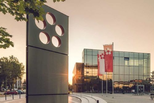 Parkování u kampusu Jihočeské univerzity: 200 přestupků, univerzita chystá 95 nových míst