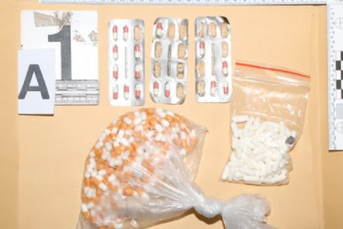 Pervitin vařil s partnerkou. Policie v Plzni odhalila pár podezřelý z výroby drog