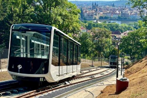 Petřínská lanovka odhalila nové vozy. Testy pokračují, návrat cestujících až po prázdninách