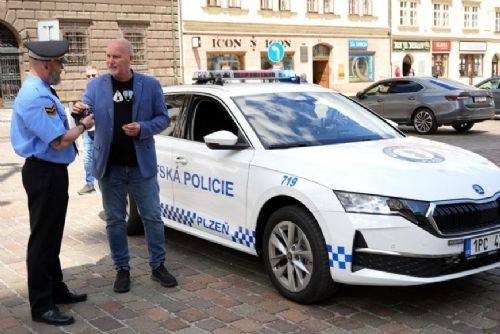 Plzeň pořídila pro městskou policii Octavii s kamerovým systémem. Auto posílí dohled u škol a přechodů