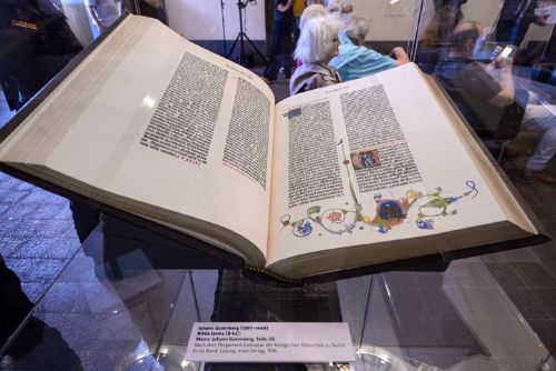 Plzeň slaví 550 let od prvního datovaného tisku. Výročí připomíná výstava na radnici