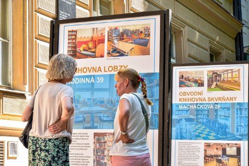 Plzeňská knihovna slaví 150 let. Výstava připomíná cestu od jediné skříně k síti poboček