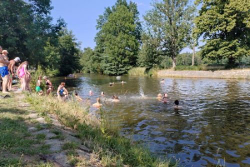 Plzeňský kraj zažil extrémní vedro. Teploty překročily 40 stupňů, koupaliště praskala ve švech