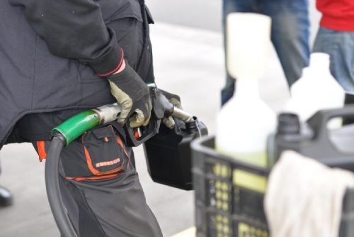 Pohonné hmoty v Česku zlevňují. Benzin i nafta klesají druhý týden v řadě