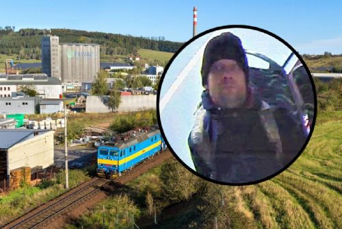 Policie pátrá po muži ze vlaku. V kupé u Plzně měl sexuálně napadnout mladou ženu