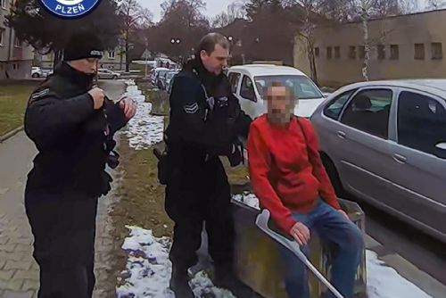 Policie vyrazila k nahlášenému opilci, našli zraněného diabetika