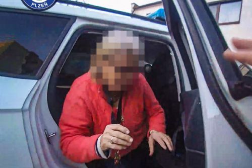 Policista mimo službu zachránil zmatenou seniorku v Plzni
