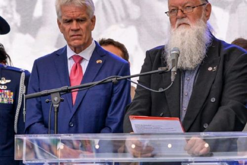 Potlesk u Díky, Ameriko! „Člověk musí bojovat proti zlu.“ Senátor spojil historii s dnešní dobou
