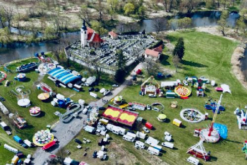 Pouť u sv. Jiří v Plzni startuje 17. dubna. Čeká nás 10 dní kolotočů, světel a zábavy