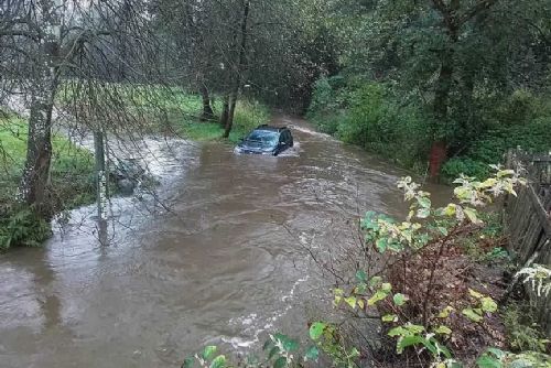 Povodně ohrožují, evakuace a výpadky proudu pokračují