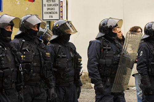 Přerovští policisté nacvičovali zásah proti útočníkům v Městském domě