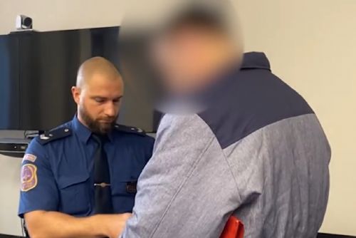 Recidivista opět před soudem - obviněn z týrání manželky