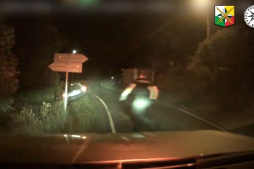 Recidivista ujížděl policii po silnicích i polňačkách. Naboural dvě služební auta