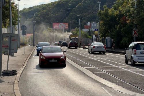 Řidiči stále méně míří autem do centra Prahy, přednost dostává MHD