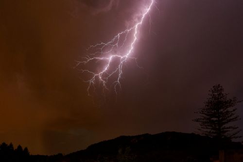 Silné bouřky dorazí v pátek. ČHMÚ varuje před přívalovým deštěm, větrem a kroupami
