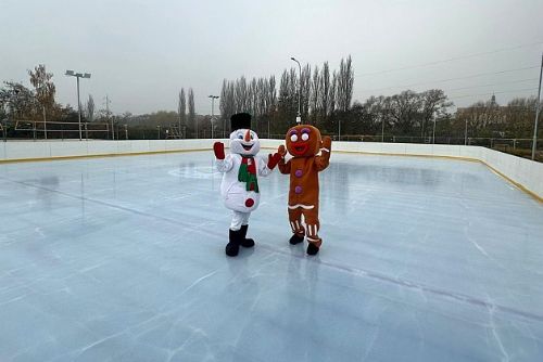 Slovany zvou rodiny na Maškarní na ledě, v neděli 1. února