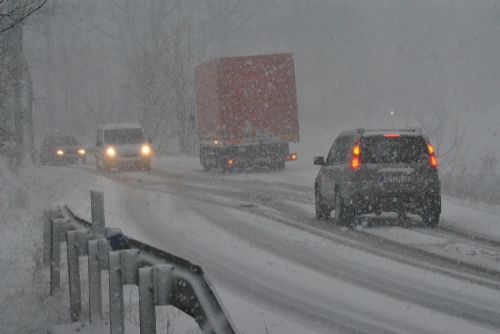 Sníh opět paralyzoval Plzeňský kraj. Od rána desítky nehod, sněžení má pokračovat