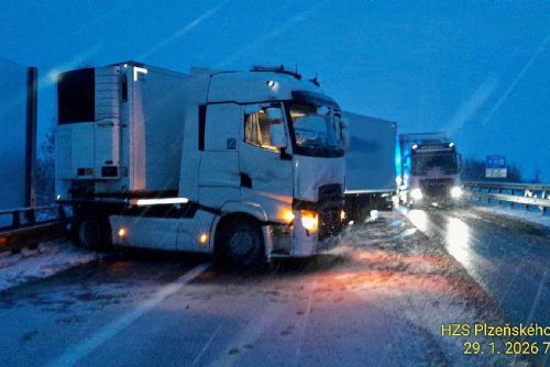 Sníh paralyzuje Plzeňsko, D5 v kolonách a desítky nehod, výstraha platí celý den