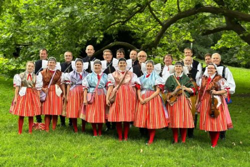 Staročeské máje oživí zámek Kozel. Přivezou kroje, muziku i jarní folklor