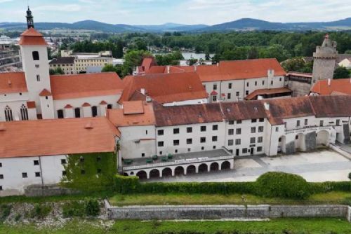 Strakonické muzeum představilo zrestaurované gotické oltáře a legendární motocykl ČZ 350