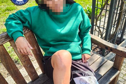 Strážníci v centru Plzně poznali hledanou dívku. Slunila se na lavičce v parku