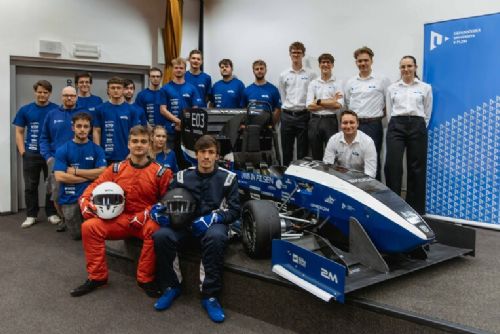 Studenti ZČU ukázali novou elektrickou formuli. Je lehčí, rychlejší a míří na evropské závody