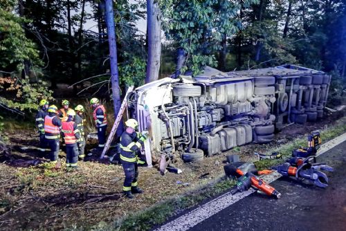 Tragická nehoda u Babylonu -  nákladní vůz v příkopu, řidič těžce zraněn