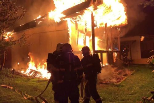 U Hracholusek vyhořela chata, škoda 2 miliony